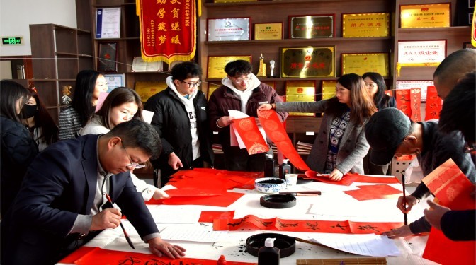 “筆墨傳情迎蛇年，春聯(lián)送福暖人心”——甘肅建科院工會開展春節(jié)送福送春聯(lián)活動