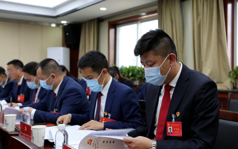 與會(huì)代表討論.JPG