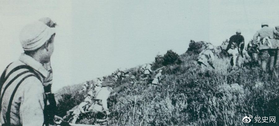 　　重慶談判期間，為了反擊國民黨軍隊的進攻，劉伯承、鄧小平于1945年9月發(fā)起上黨戰(zhàn)役。圖為晉冀魯豫軍區(qū)部隊正向老爺嶺沖鋒。