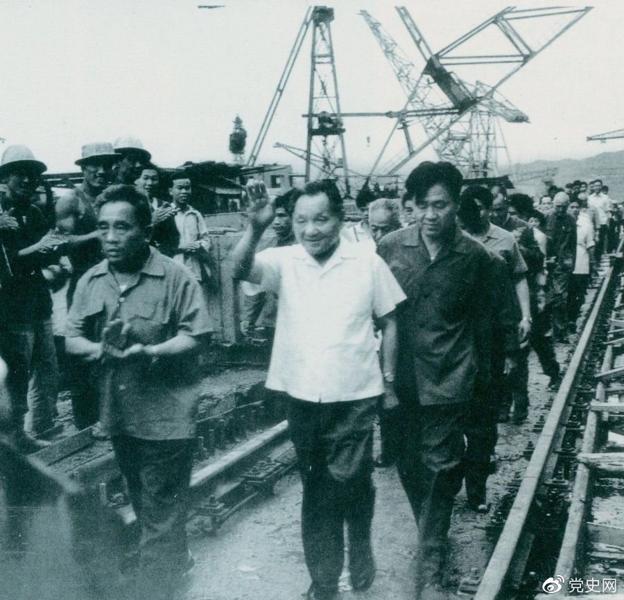 1980年7月12日，鄧小平到葛洲壩水利樞紐工程視察。