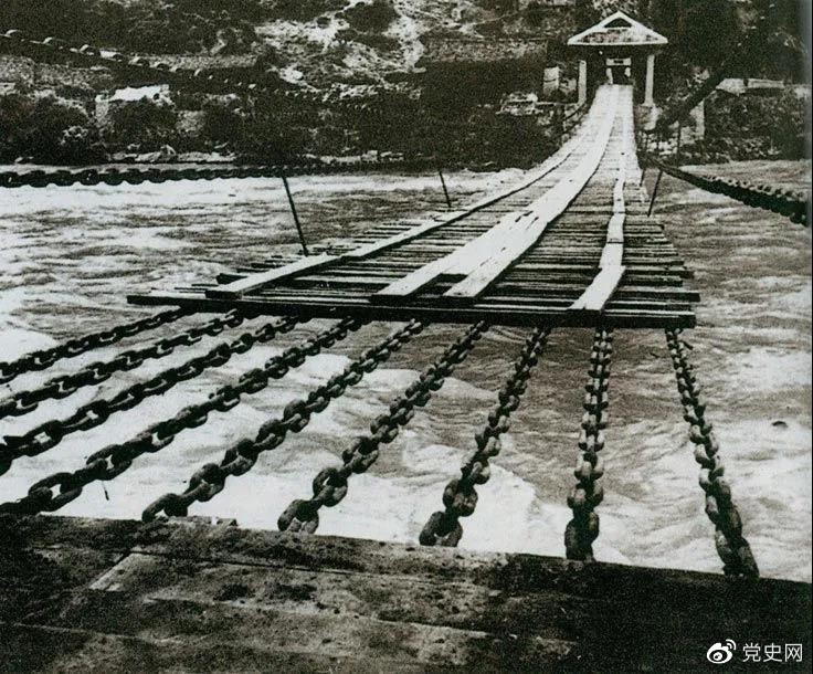 　　1935年5月29日，中央紅軍左縱隊先頭部隊在瀘定橋西頭發(fā)起奪橋戰(zhàn)斗，勝利搶占大橋。圖為瀘定橋。