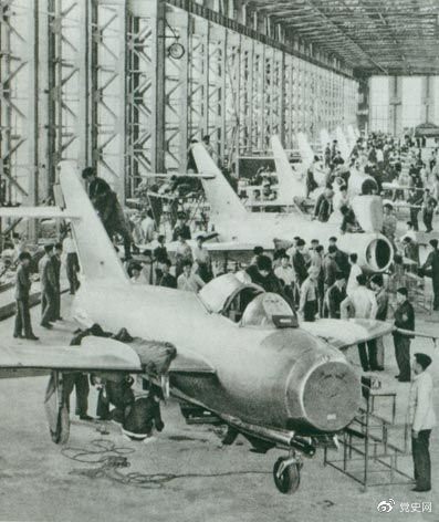 　　1956年7月19日，國產(chǎn)第一架噴氣式戰(zhàn)斗機在沈陽首次試飛成功，標志著中國具備了獨立研制空軍武器裝備的能力。圖為國產(chǎn)第一批噴氣式飛機即將出廠。