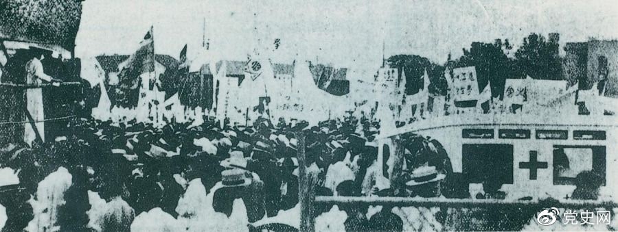 　　1925年6月7日，中國(guó)共產(chǎn)黨通過(guò)上?？偣?huì)聯(lián)合上海學(xué)生聯(lián)合會(huì)、上海各馬路商界聯(lián)合會(huì)等，成立了上海反帝運(yùn)動(dòng)的領(lǐng)導(dǎo)機(jī)關(guān)——工商學(xué)聯(lián)合會(huì)。11日，在該會(huì)的主持下，上海20萬(wàn)群眾集會(huì)，通過(guò)了逞兇、賠償、取消領(lǐng)事裁判權(quán)等17項(xiàng)對(duì)外交涉條件。圖為大會(huì)盛況。