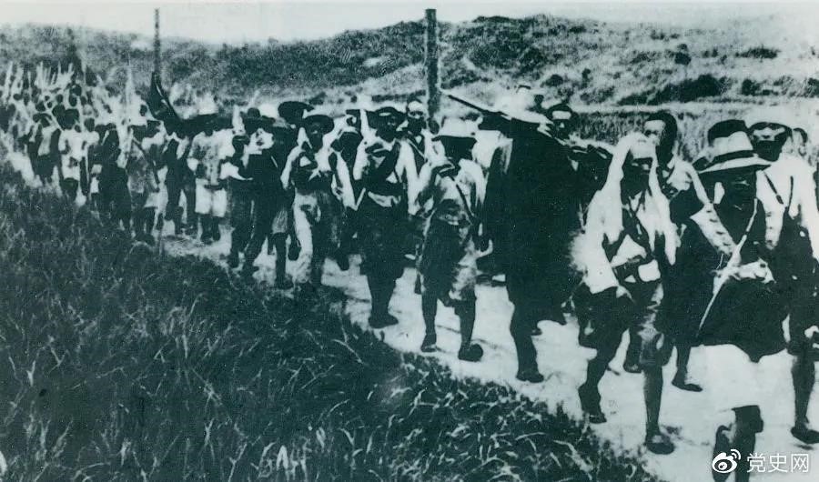 　　1931年5月16日至31日，紅一方面軍在毛澤東、朱德指揮下，連續(xù)打了5個(gè)勝仗，殲敵3萬余人，繳槍2萬余支，打退了國民黨軍隊(duì)的第二次“圍剿”。圖為行軍中的紅軍。
