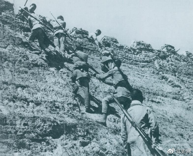 1945年6月25日，八路軍冀中部隊攻克河北獻縣。圖為部隊奮勇攀登城墻。