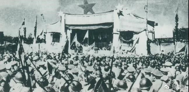 1950年5月19日，人民解放軍解放舟山群島。圖為舟山軍民舉行慶祝解放大會(huì)。