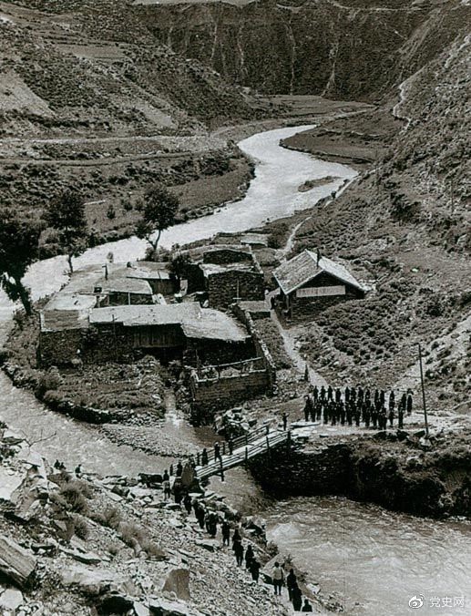 　　1935年6月12日，中央紅軍先頭部隊(duì)在夾金山北麓四川懋功達(dá)維鎮(zhèn)同紅四方面軍先頭部隊(duì)勝利會(huì)師。圖為當(dāng)年的會(huì)師橋。