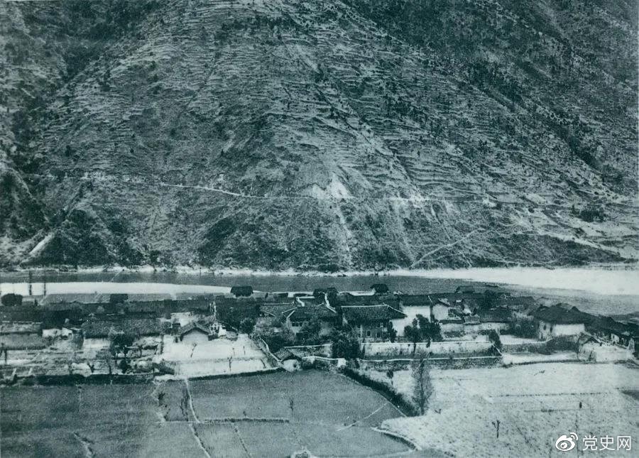　　1935年5月25日，紅一方面軍到達大渡河南岸的安順場。紅軍17名勇士靠一葉孤舟強渡大渡河，為沿大渡河左岸北上的部隊打開了一條通道。圖為安順場一角。