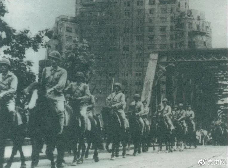 　　1949年5月，人民解放軍殲滅退守上海的敵軍15萬人，解放了這個中國最大的城市。圖為解放軍進駐上海。