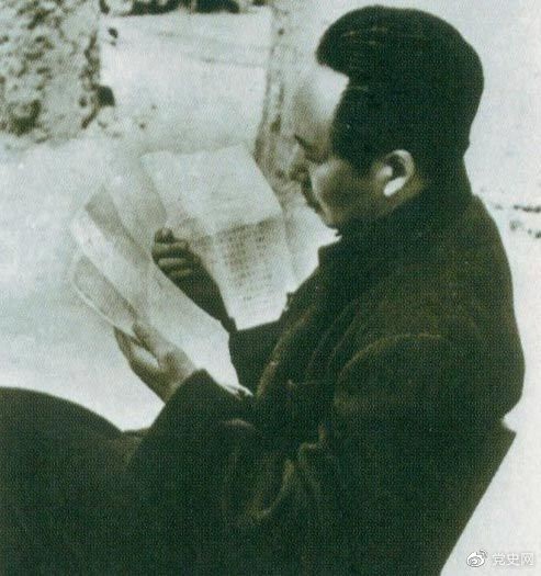 　　1946年6月，國民黨撕毀停戰(zhàn)協(xié)定和政協(xié)決議，挑起全面內戰(zhàn)。這是毛澤東在延安審閱有關自衛(wèi)反擊的電報。