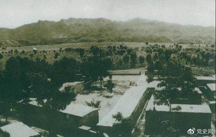 1948年5月，中共中央和人民解放軍總部由陜北遷到河北平山縣西柏坡。圖為中央領(lǐng)導(dǎo)人辦公處所俯瞰。