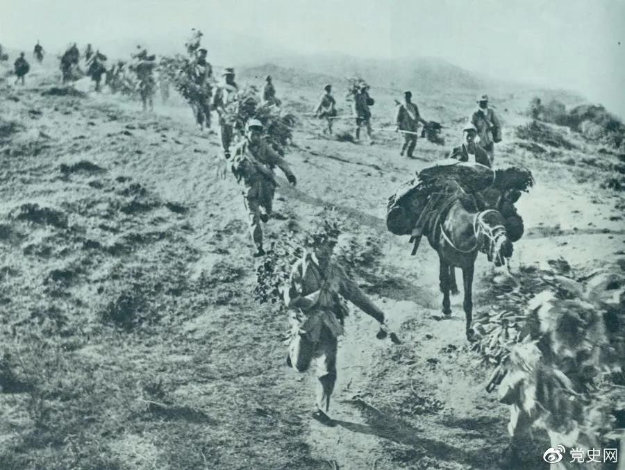 圖為1947年5月在孟良崮戰(zhàn)役中，華東野戰(zhàn)軍向孟良崮挺進。