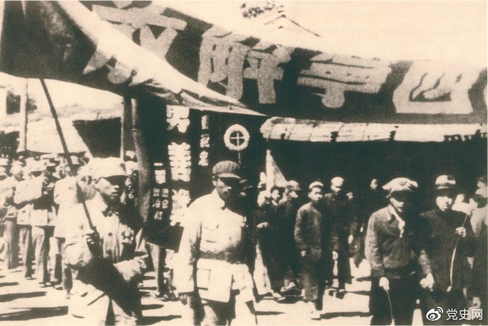 1949年9月，青海西寧解放。圖為人民解放軍列隊進入西寧城區(qū)。