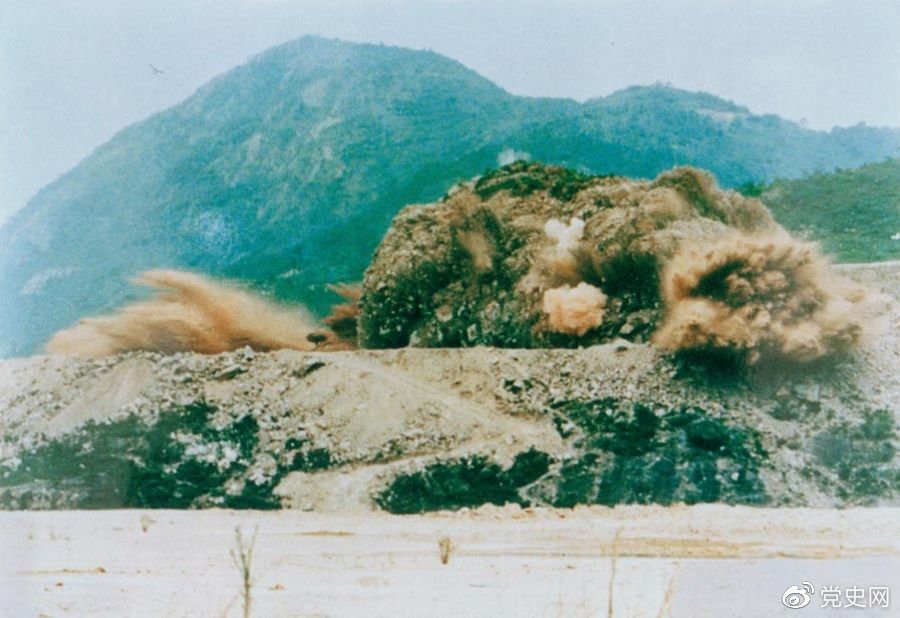 1979年7月20日，深圳蛇口工業(yè)區(qū)的建設(shè)者點燃開山炮時的場面。