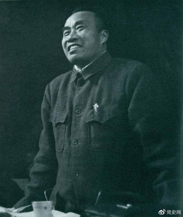 1945年4月25日，朱德在中國共產(chǎn)黨第七次全國代表大會上作題為《論解放區(qū)戰(zhàn)場》的軍事報告。