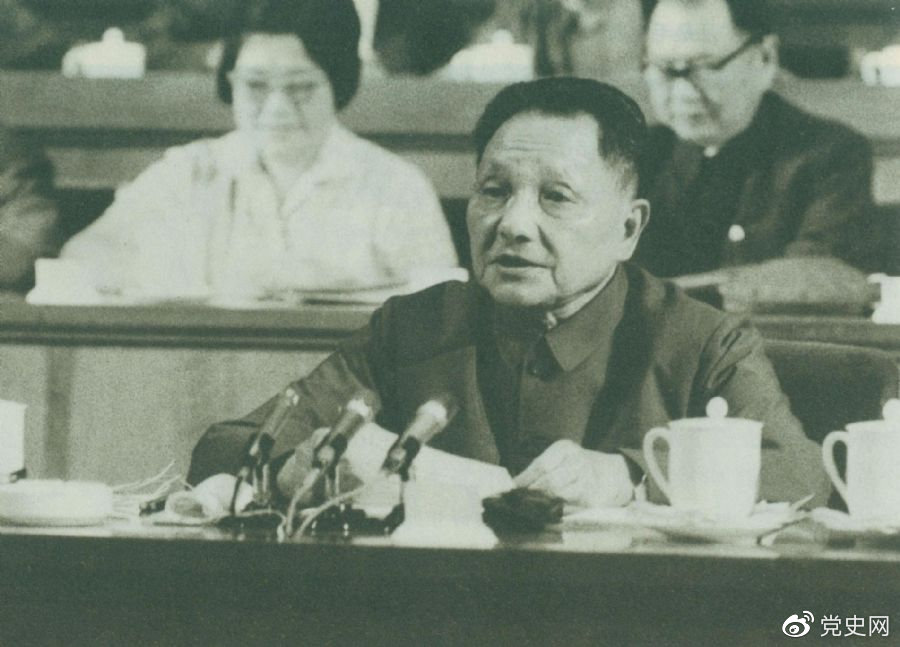1977年8月18日，鄧小平在中國共產(chǎn)黨第十一次全國代表大會的閉幕會上提出：“一定要恢復(fù)和發(fā)揚(yáng)毛主席為我們黨樹立的實(shí)事求是的優(yōu)良傳統(tǒng)和作風(fēng)。”