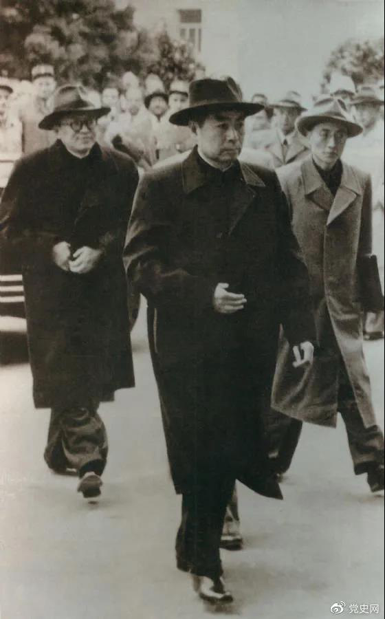 1954年4月26日，日內(nèi)瓦會(huì)議開幕。圖為周恩來(lái)率中國(guó)代表團(tuán)進(jìn)入會(huì)場(chǎng)。