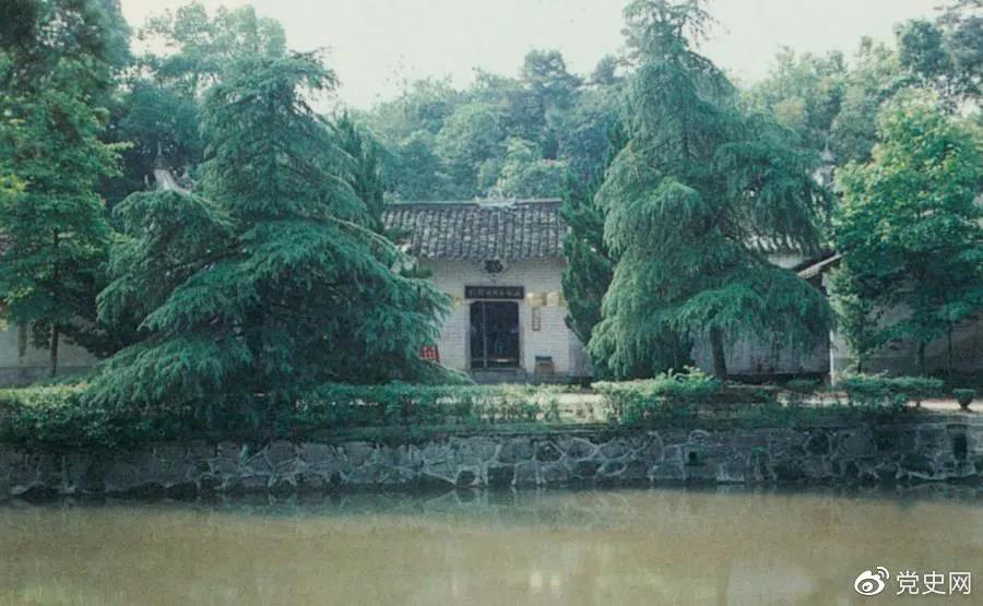圖為任弼時(shí)故居。1904年4月30日，任弼時(shí)出生在湖南省湘陰縣熟塘鄉(xiāng)唐家橋（今屬汨羅市）。