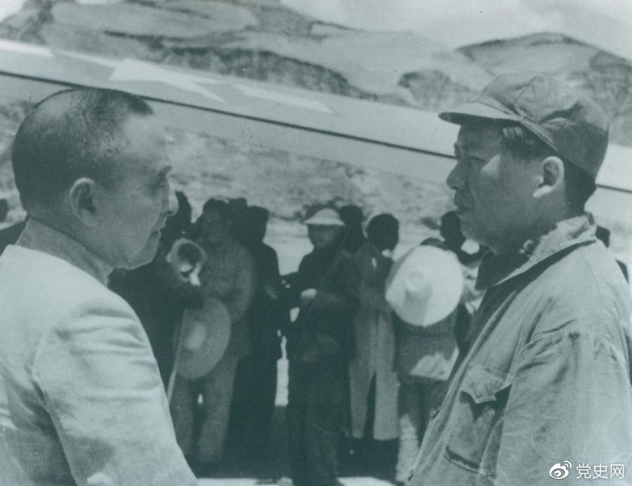 1945年7月1日，毛澤東歡迎黃炎培等民主人士來延安參觀。