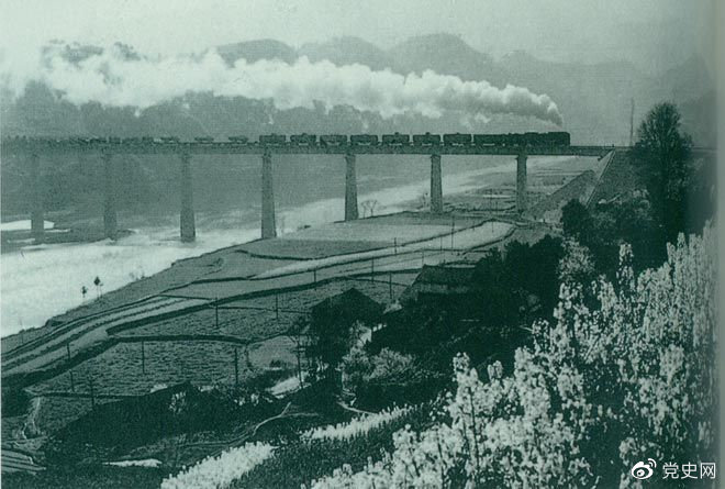 1972年10月13日，湘黔鐵路全線通車，從而使西南地區(qū)多了一條通道，大大縮短了西南地區(qū)與湖南省以至華東地區(qū)的距離。