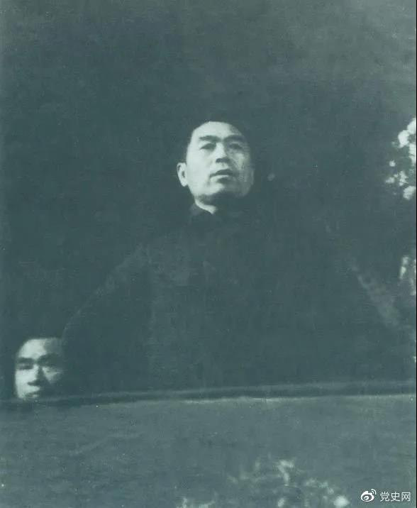 圖為周恩來在中國共產(chǎn)黨第七次全國代表大會上發(fā)言。