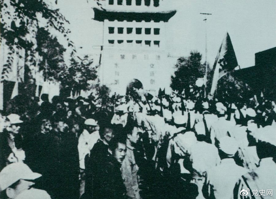 1949年8月，蘭州解放。圖為第一野戰(zhàn)軍開進(jìn)蘭州市區(qū)。