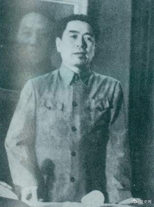 1949年7月6日，周恩來出席中華全國(guó)文學(xué)藝術(shù)工作者代表大會(huì)。圖為周恩來在會(huì)上作政治報(bào)告。
