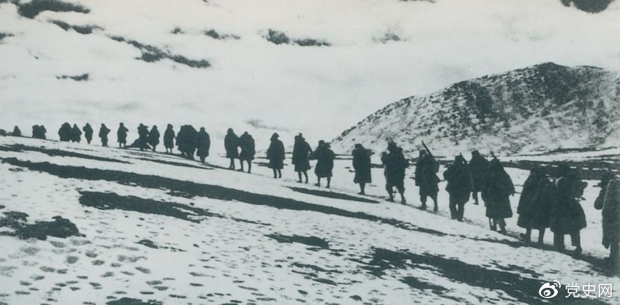 1950年3月，人民解放軍開始向西藏進(jìn)軍，10月6日至24日進(jìn)行了昌都戰(zhàn)役，攻占昌都，打開了進(jìn)軍西藏的大門，為和平解放西藏奠定了基礎(chǔ)。圖為迂回昌都南路的人民解放軍行進(jìn)在海拔5000米的怒山山脈雪嶺上。