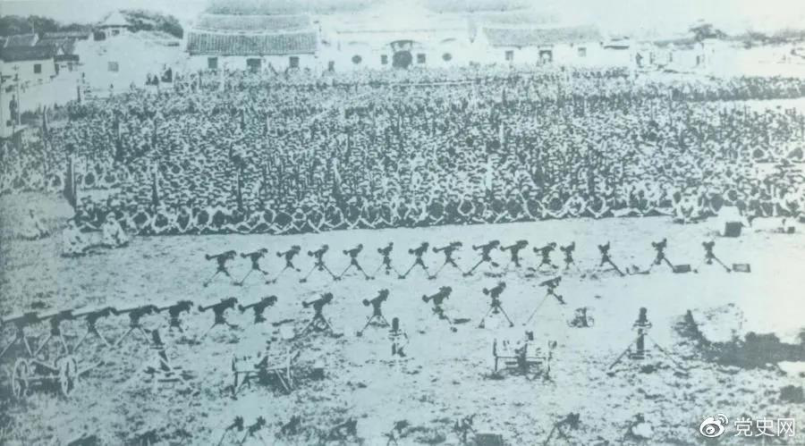 1932年4月20日，由紅一軍團(tuán)和紅五軍團(tuán)組成的東路軍攻占漳州，圖為攻占漳州后的部隊(duì)情形。
