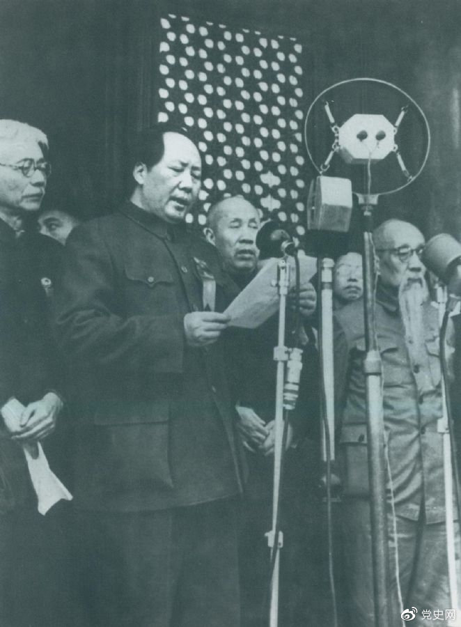 　　開國大典。1949年10月1日，毛澤東在天安門城樓上莊嚴(yán)宣告：中華人民共和國成立了！