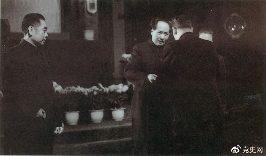 1949年10月2日，蘇聯政府首先承認中華人民共和國。10月3日，中蘇正式建交。圖為蘇聯第一任駐中國大使向毛澤東主席呈遞國書。