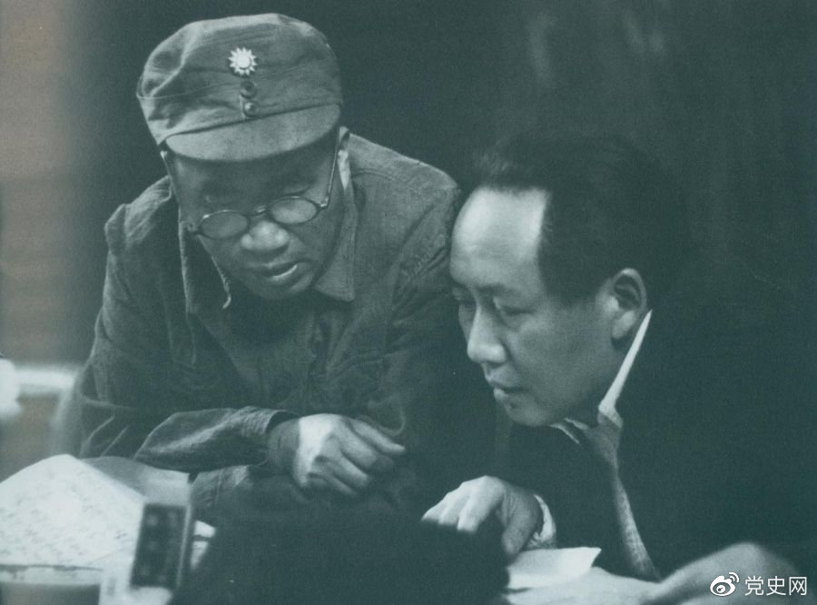 1945年4月，毛澤東和朱德在中國共產(chǎn)黨第七次全國代表大會上。