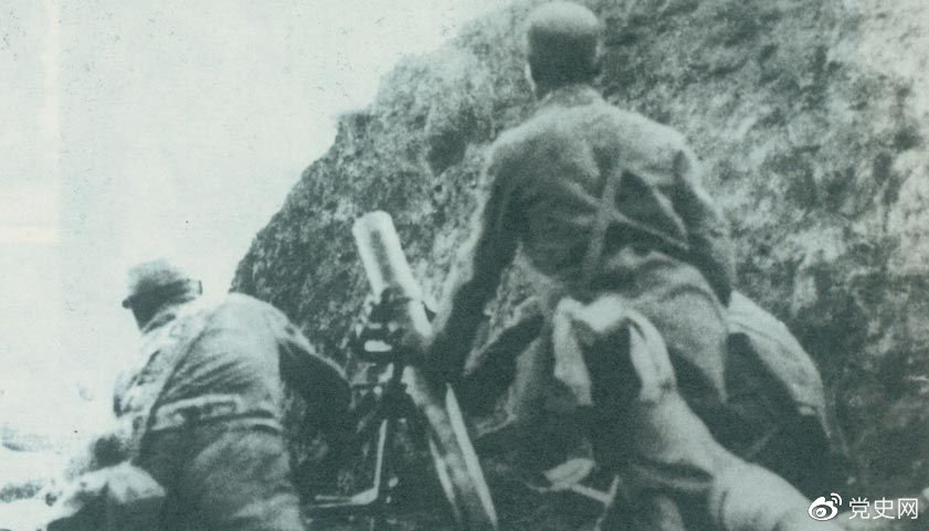 1940年8月，八路軍在總司令朱德、副總司令彭德懷的指揮下，向華北敵占交通線和各據(jù)點(diǎn)發(fā)動了大規(guī)模進(jìn)攻戰(zhàn)役，即“百團(tuán)大戰(zhàn)”。