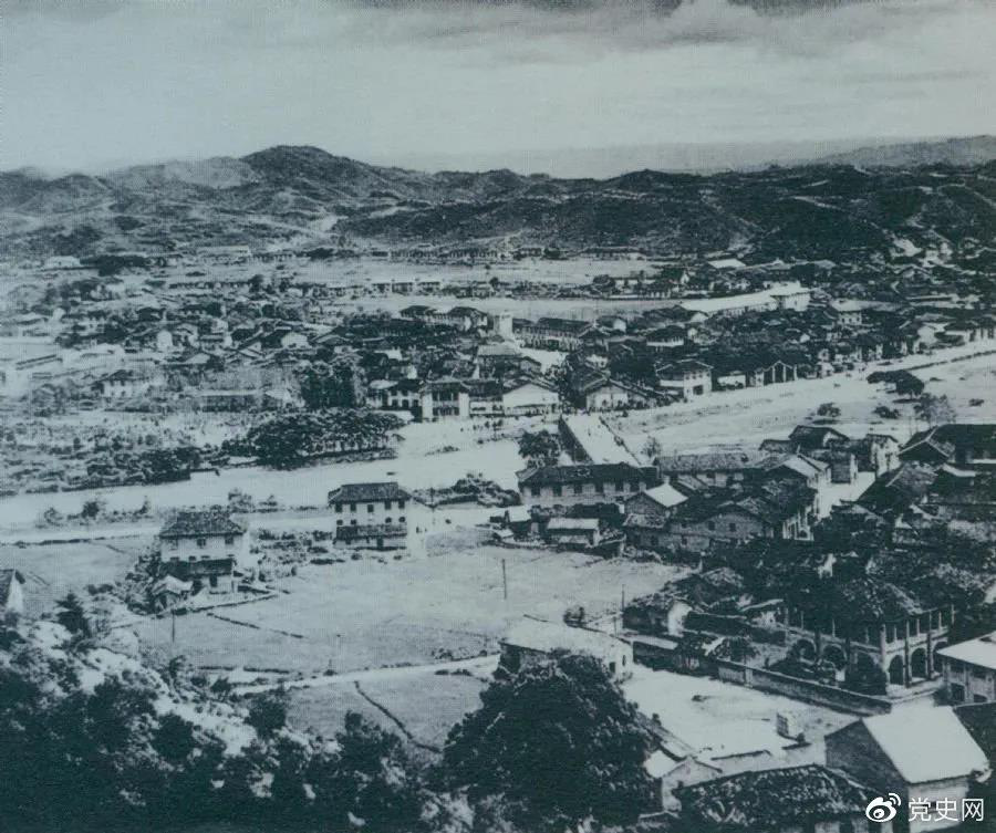 1928年4月，朱德率領(lǐng)南昌起義余部到達(dá)井岡山，與毛澤東領(lǐng)導(dǎo)的部隊(duì)勝利會(huì)師。圖為會(huì)師地點(diǎn)礱市全景。