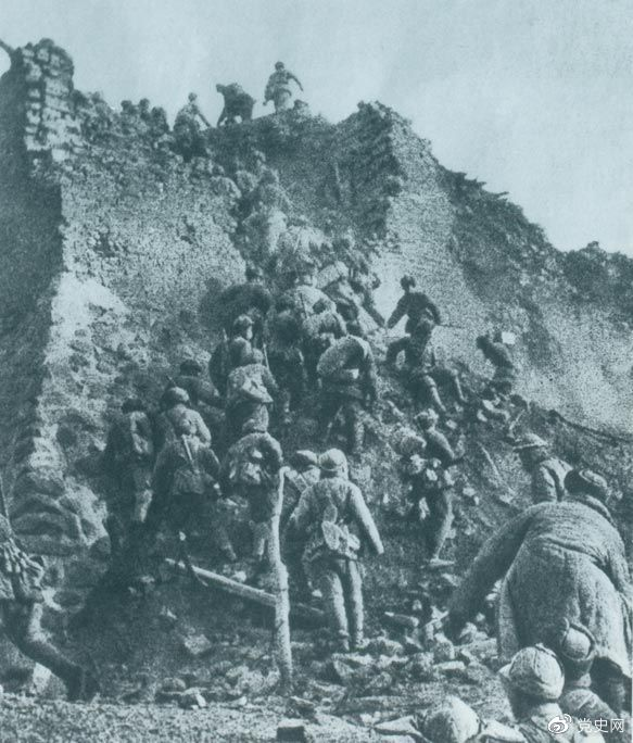 1948年12月，人民解放軍向新保安守敵發(fā)起攻擊。這是解放軍戰(zhàn)士登上新保安城頭。 