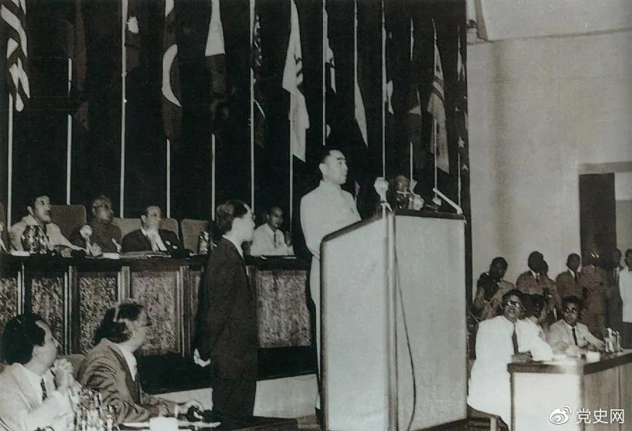 1955年4月18日，亞非會(huì)議在萬(wàn)隆開(kāi)幕。圖為19日周恩來(lái)在會(huì)議上發(fā)言。