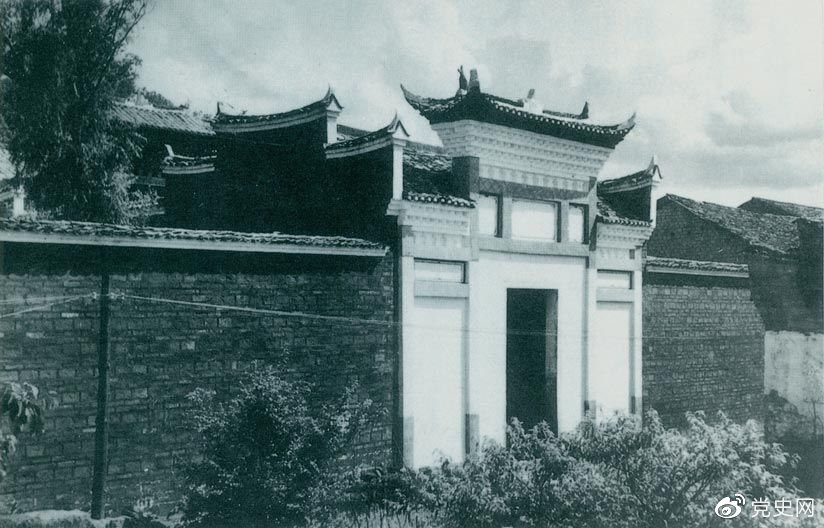 1927年10月3日，毛澤東率領(lǐng)湘贛邊界秋收起義部隊(duì)到達(dá)江西寧岡縣古城，主持召開前委擴(kuò)大會議，討論在井岡山建立革命根據(jù)地的問題。圖為會議舊址。