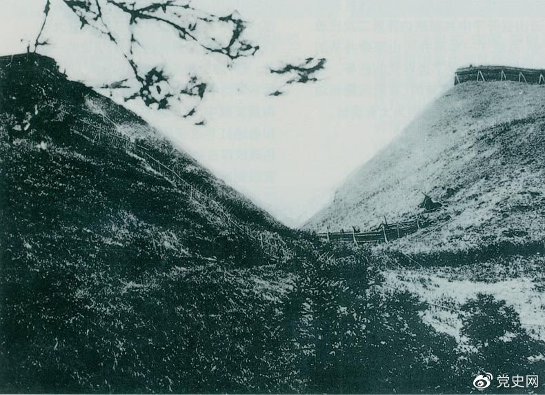 井岡山黃洋界哨口。1928年8月30日，紅軍以不足一個(gè)營(yíng)的兵力，在這里擊退湘贛敵軍的進(jìn)攻，取得黃洋界保衛(wèi)戰(zhàn)的勝利。至11月，紅軍又打破了兩省敵軍對(duì)井岡山根據(jù)地的第二次“會(huì)剿”。