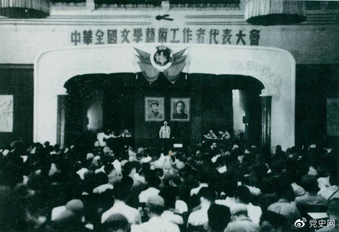 1949年7月2日至19日，第一次中華全國文學藝術(shù)工作者代表大會在北平召開。圖為大會會場。