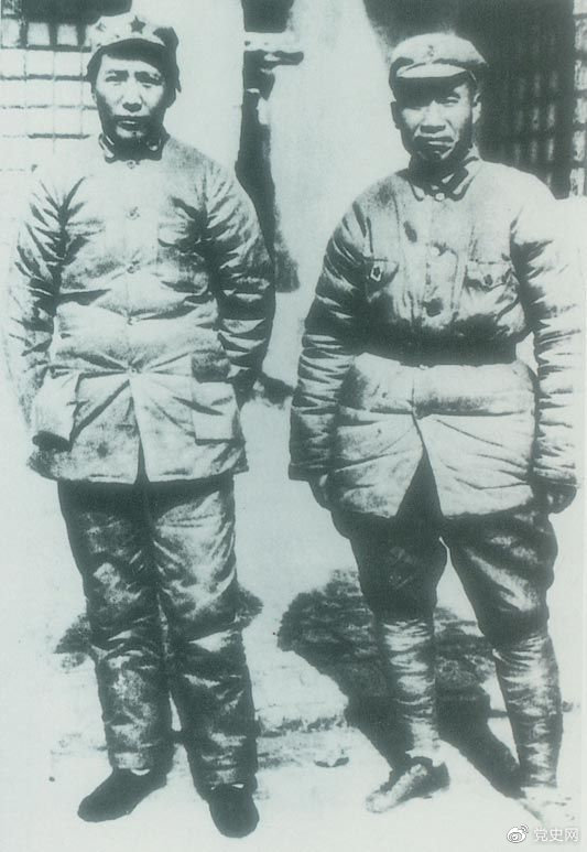 　　1937年7月7日，盧溝橋事變爆發(fā)。8日，中共中央通電全國，號(hào)召結(jié)成民族統(tǒng)一戰(zhàn)線抵抗日本侵略者。圖為1936年冬毛澤東和朱德在陜北。
