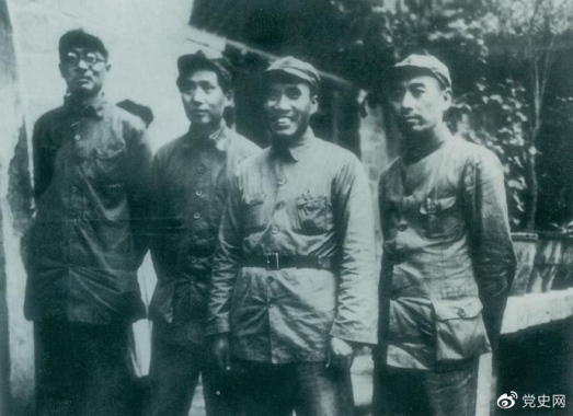 1937年8月22日至25日，中共中央在洛川馮家村舉行政治局?jǐn)U大會(huì)議（即洛川會(huì)議）。圖為毛澤東和朱德、周恩來、林伯渠的合影。