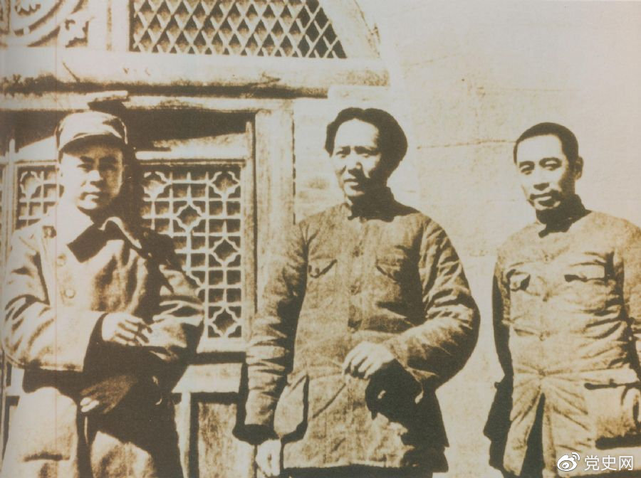 洛川會議上組成了新的中共中央革命軍事委員會，毛澤東為書記（亦稱主席）。這是毛澤東、周恩來和任弼時的合影。