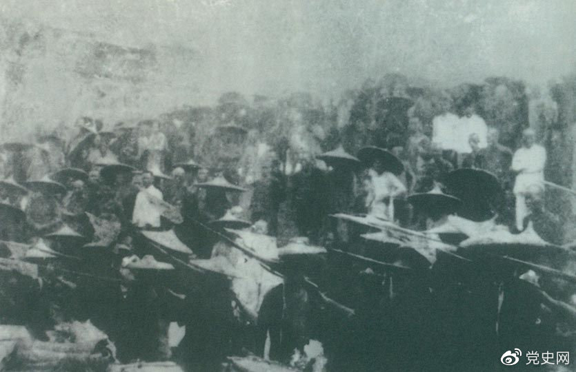 　　1926年7月9日，國(guó)民革命軍開始北伐。兩天后，北伐軍的先頭部隊(duì)葉挺獨(dú)立團(tuán)攻占了長(zhǎng)沙。然后向武漢進(jìn)攻。一路上，迅猛發(fā)展的農(nóng)民運(yùn)動(dòng)有力地配合了北伐戰(zhàn)爭(zhēng)。在湖南、江西、湖北，農(nóng)民運(yùn)動(dòng)越來(lái)越引人注目。這是支援北伐戰(zhàn)爭(zhēng)的農(nóng)民自衛(wèi)軍。