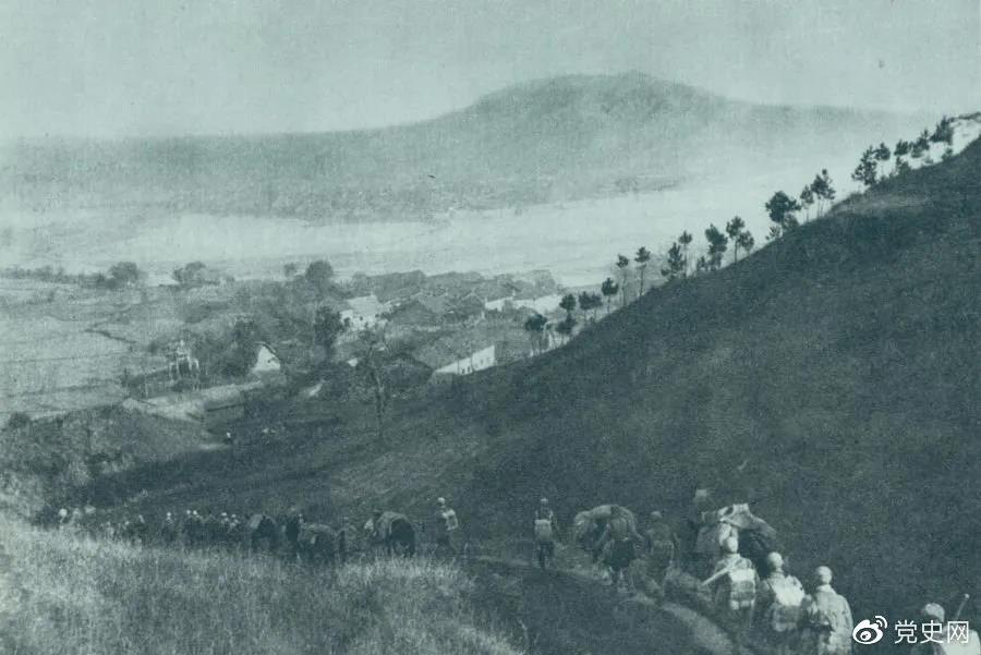 1945年4月6日，太行部隊(duì)等向白晉、同蒲沿線上的日軍展開(kāi)攻擊。這是八路軍向祁縣開(kāi)進(jìn)。